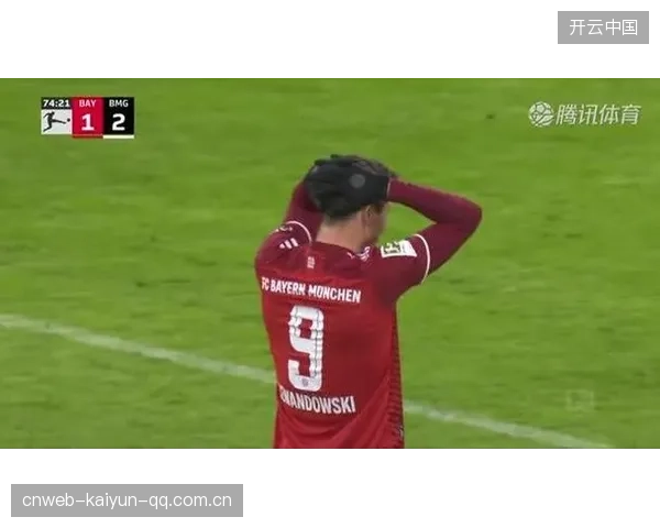 莱万中路急停变速后抽射，拜仁攻势结构清晰
